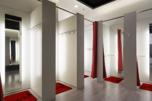 Магия отражения: как зеркала превращают обычный магазин в пространство продаж